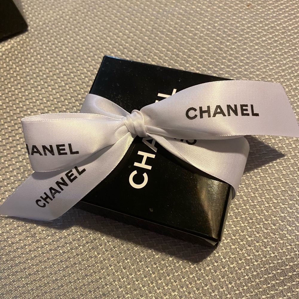 Authentic Channel box w/ bow - Picture 4 of 8
